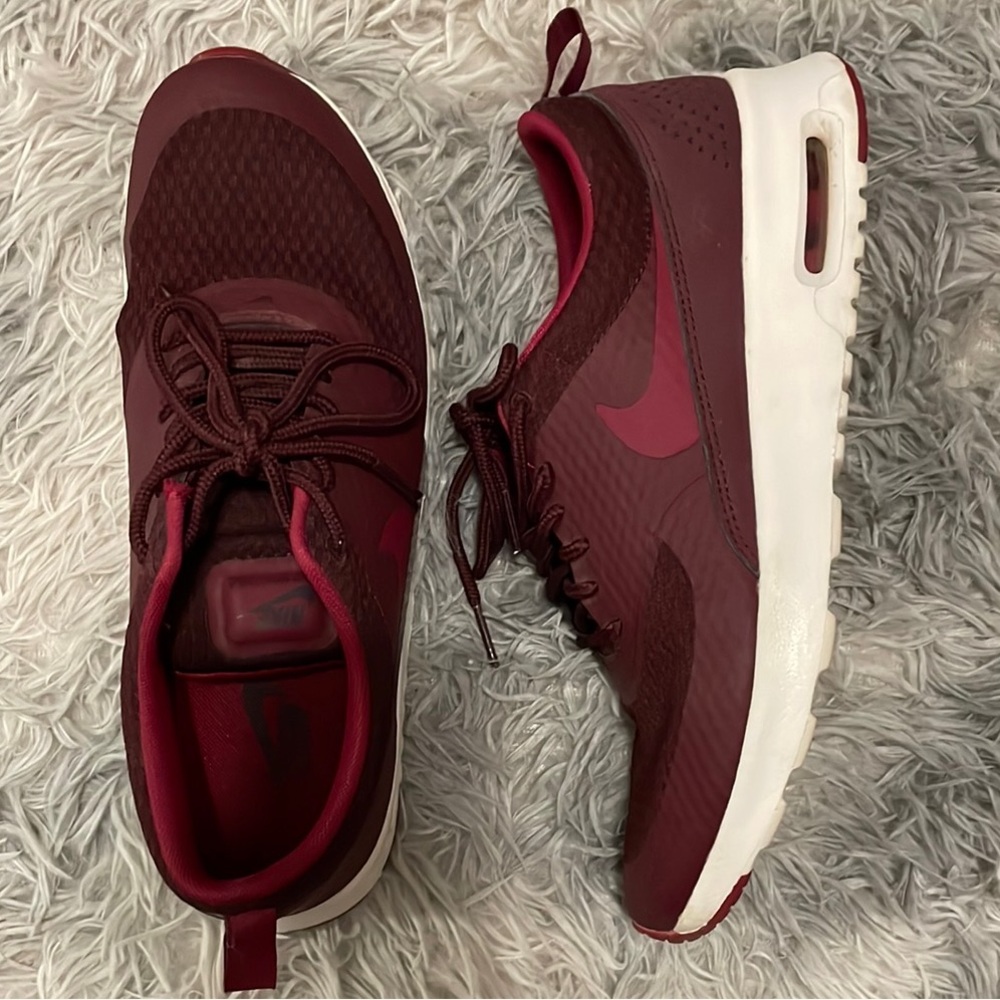 Nike|7.5 Burgundy Sneakers